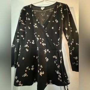 KAILEIGH
Elliana Side Tie Peplum Knit Top. Black. Size small.